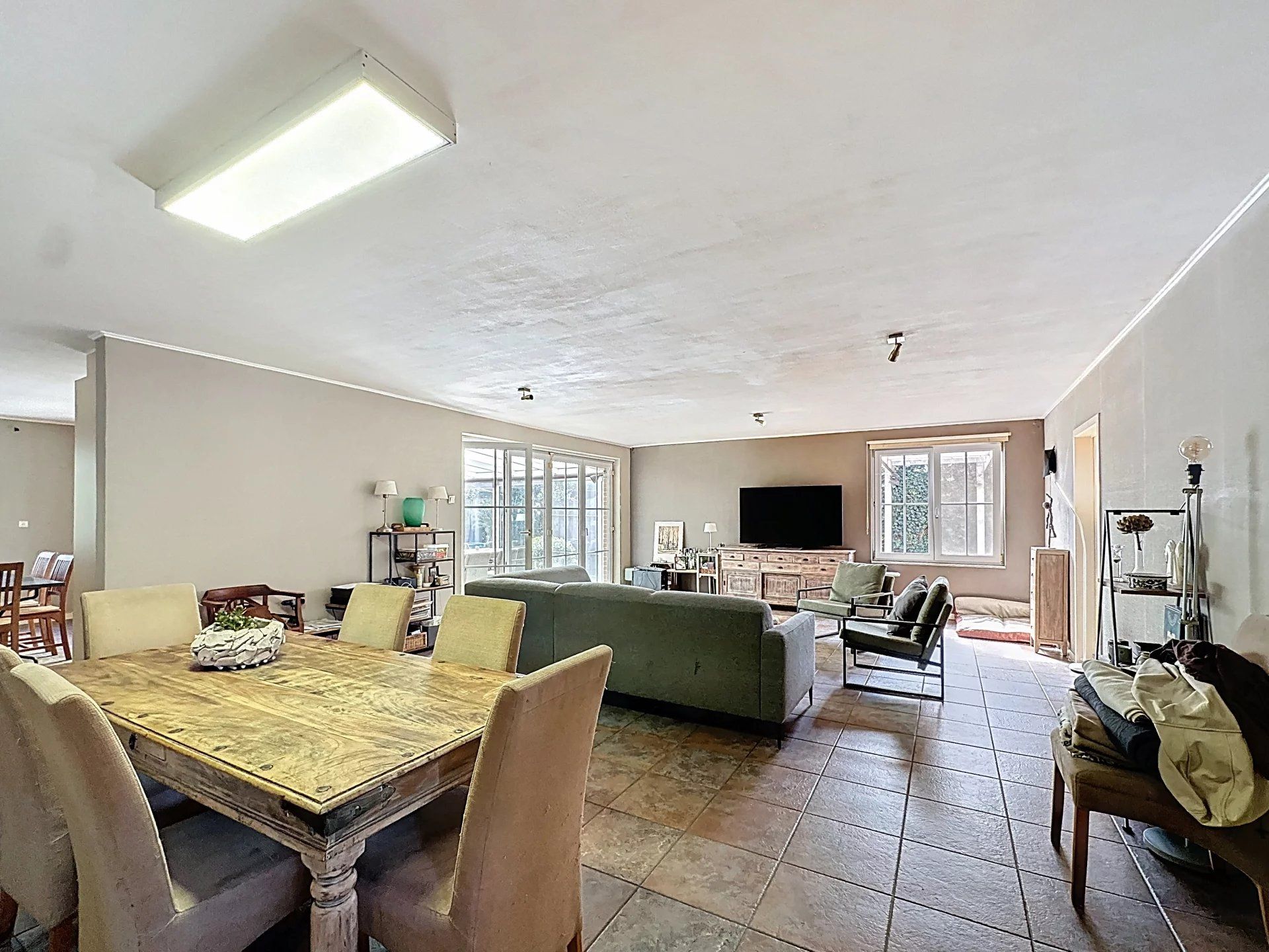 Laagbouwwoning met grote zolder en 3 slaapkamers op een ruim perceel. foto 4