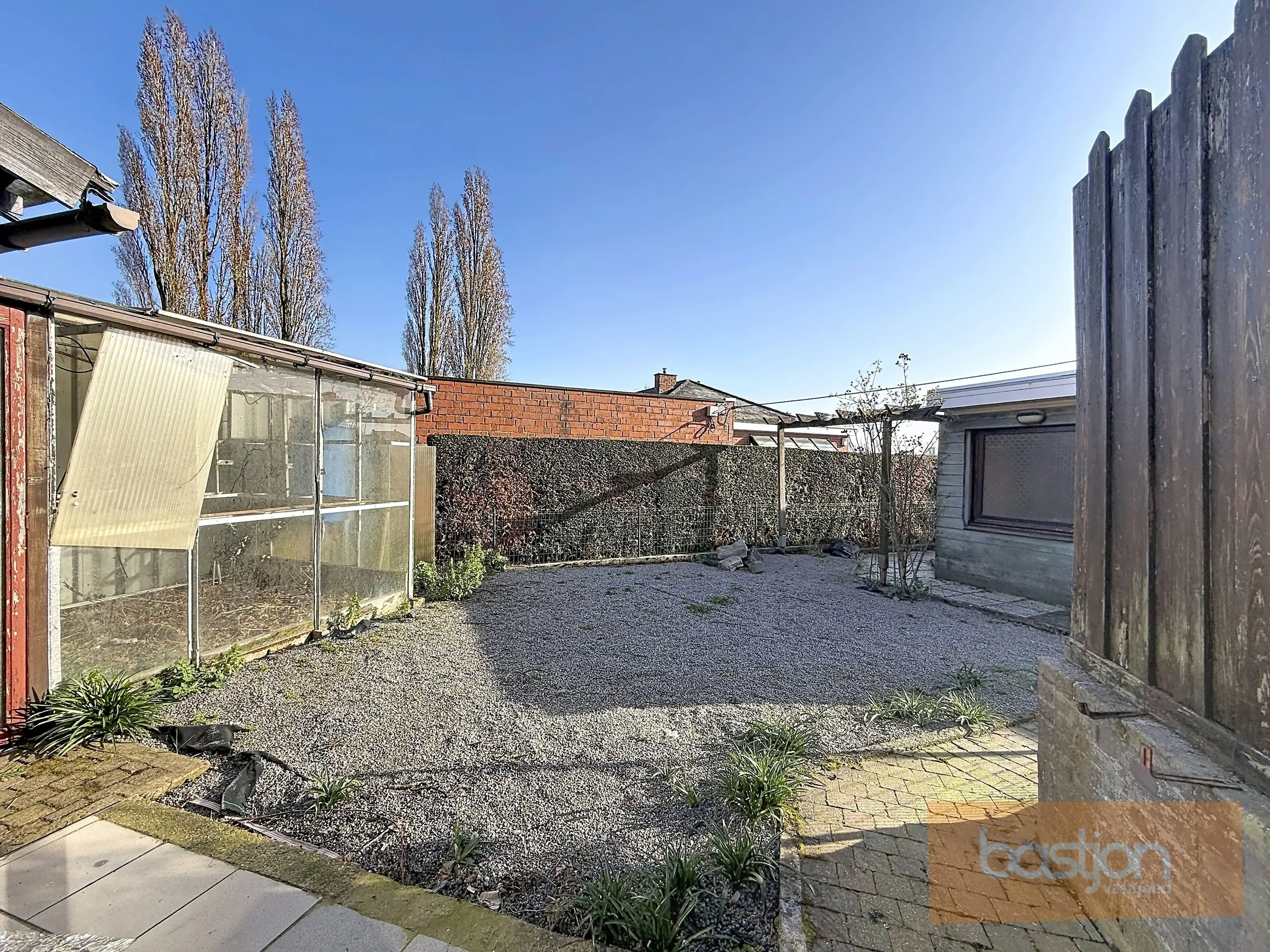 Te renoveren woning met goede ligging foto 8