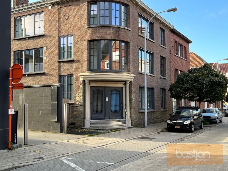 Prachtig gerenoveerd appartement met 2 slaapkamers foto {{pictureIndex}}