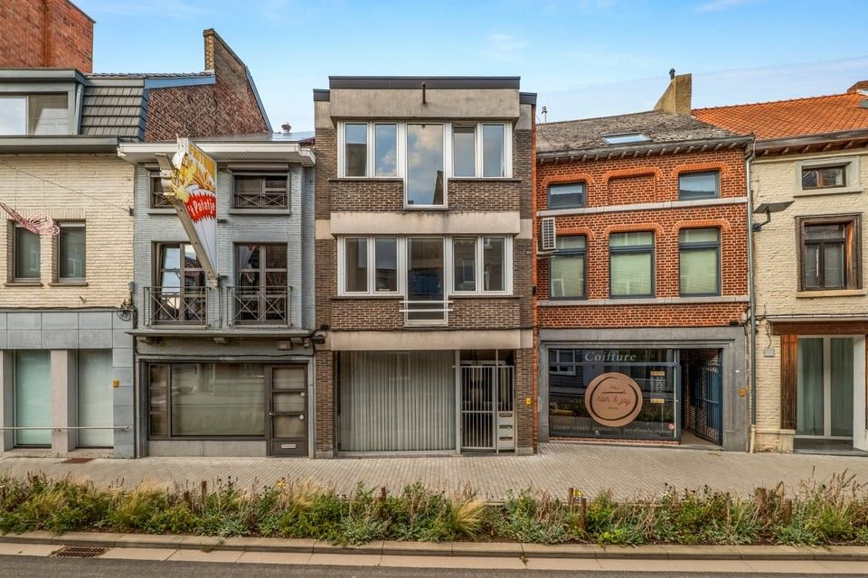 Hoofdfoto van de publicatie: TE RENOVEREN APPARTEMENT MET 2 SLKS IN HET CENTRUM VAN SINT-TRUIDEN