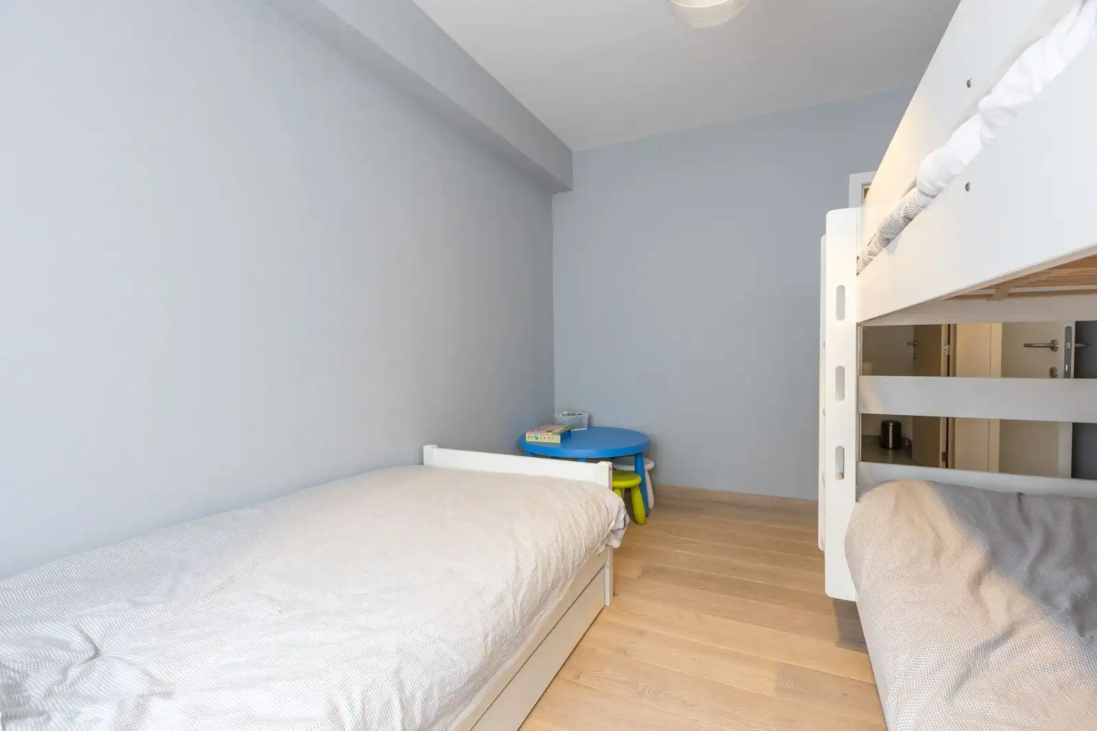 Stijlvol gerenoveerd appartement met 2 slaapkamers en lateraal zeezicht foto 12