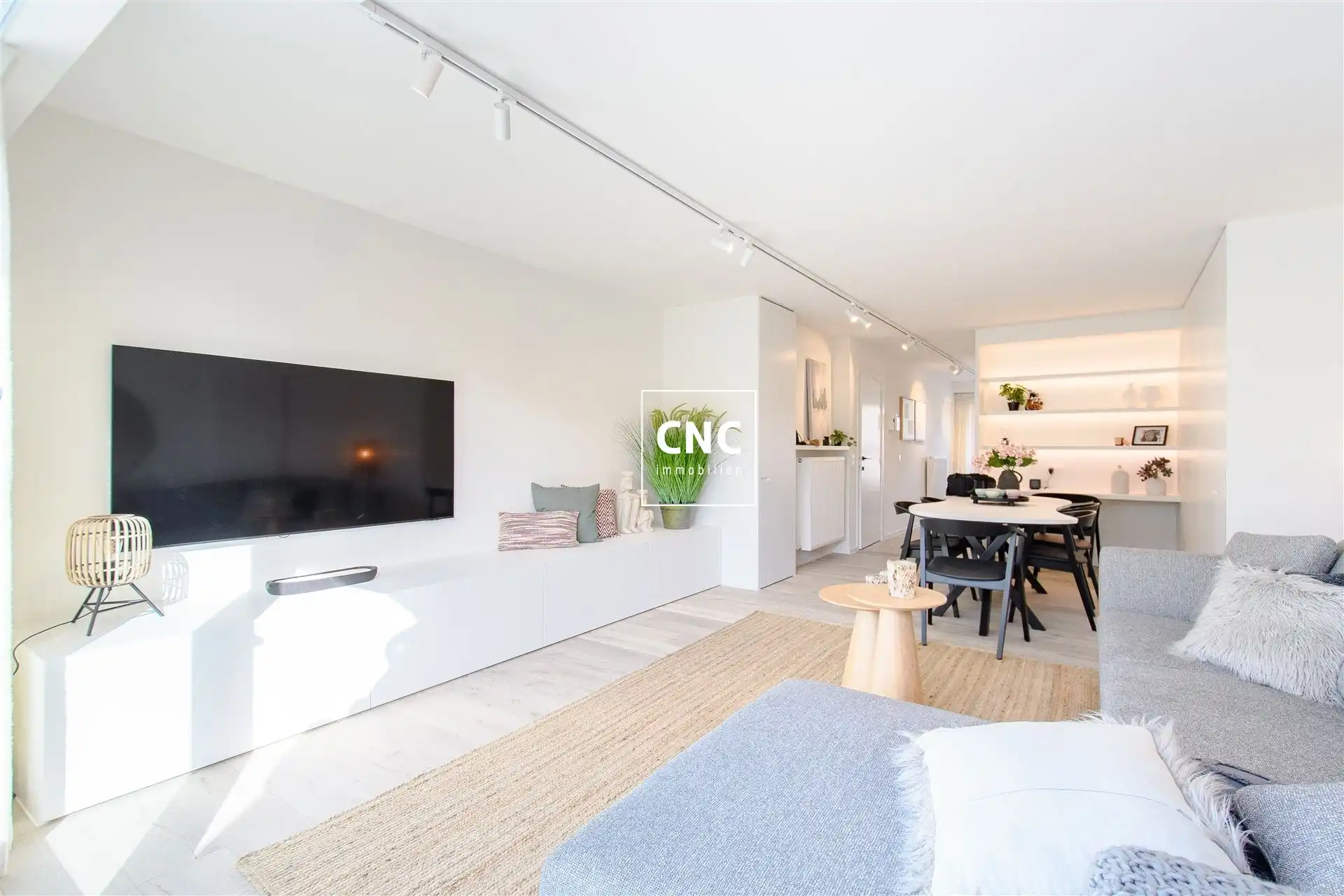 Stijlvol gerenoveerde duplex op toplocatie in Knokke

 foto {{pictureIndex}}