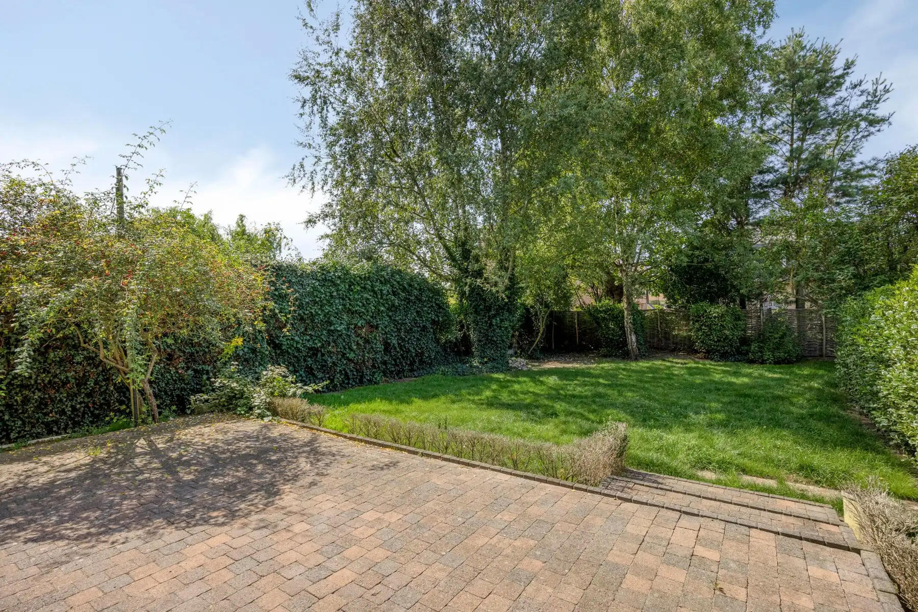 Karaktervolle woning met terras en grote tuin. foto 3