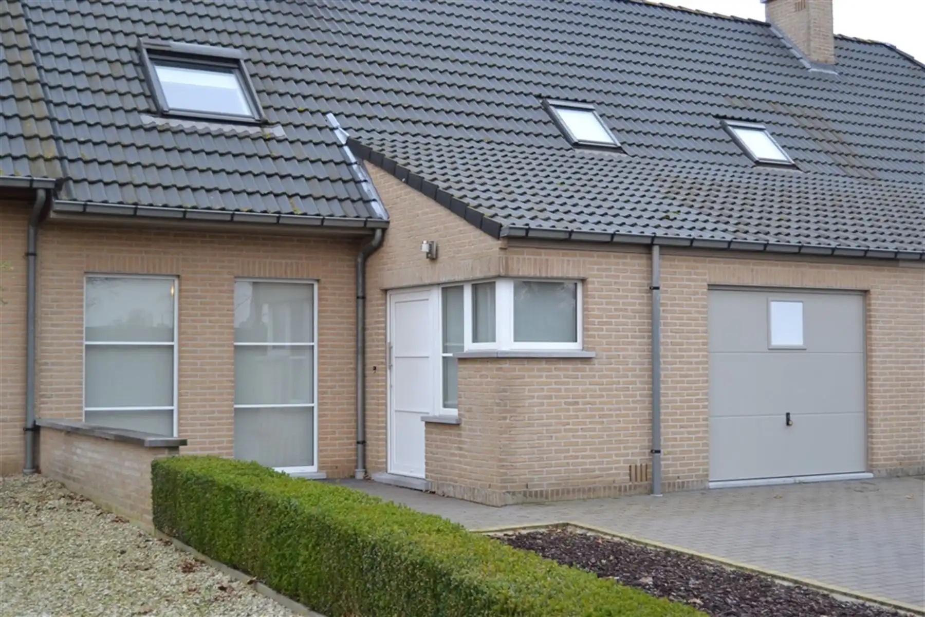 Recente en goed onderhouden woning met 3 slaapkamers gelegen in een doodlopende straat te Vichte foto {{pictureIndex}}