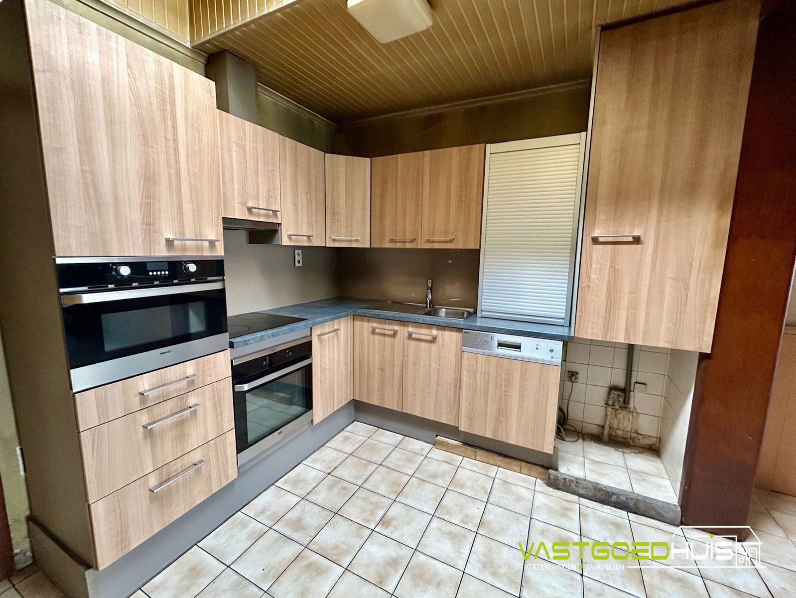 Te renoveren gezinswoning met garage en tuin foto 7