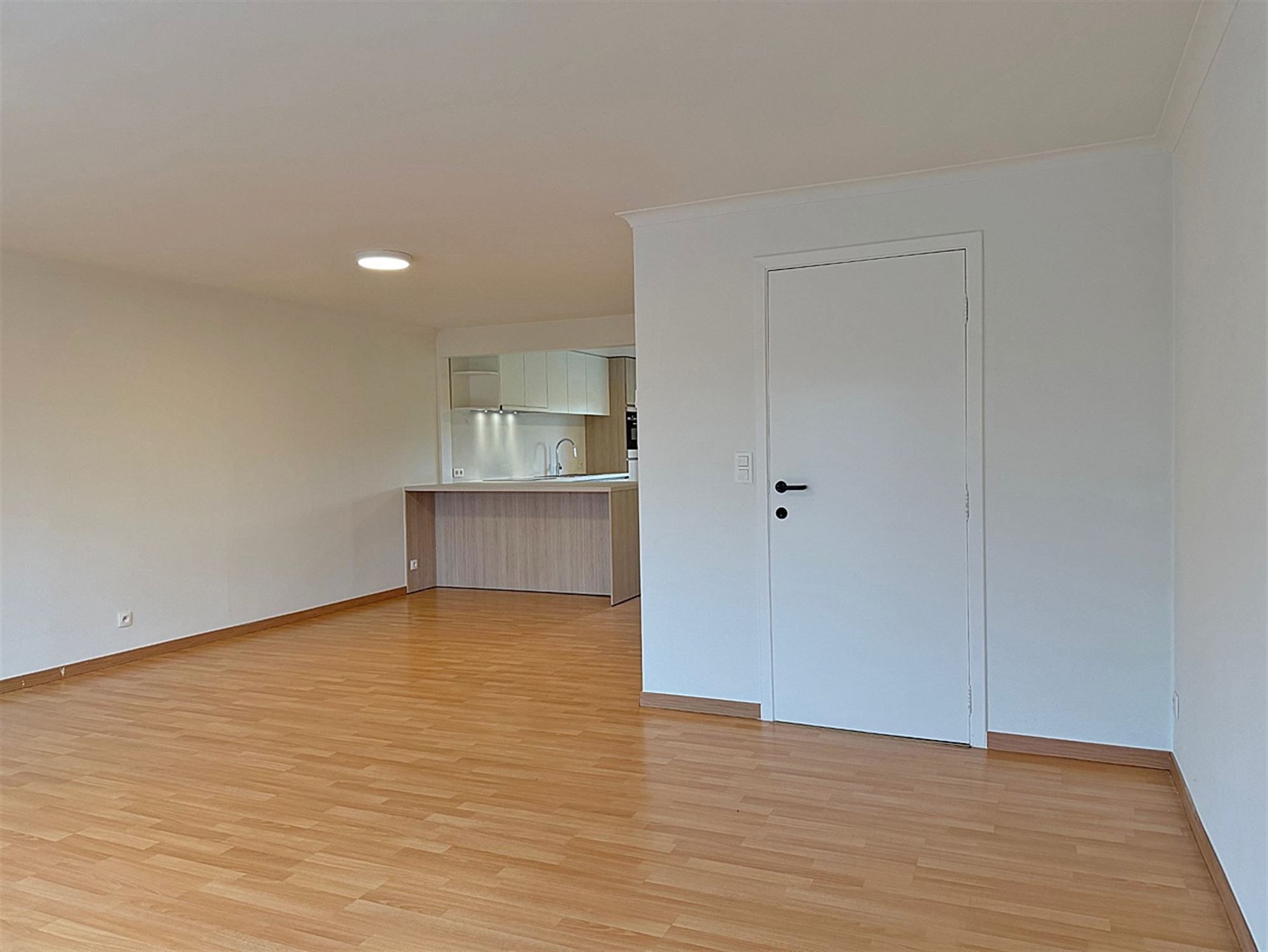 Instapklaar vernieuwd APPARTEMENT (2de verdieping) met 2 slaapkamers  foto 2