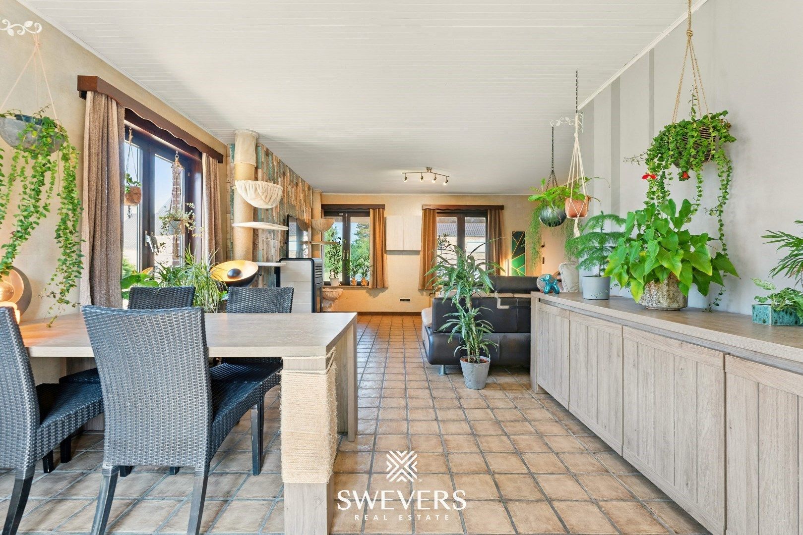 Ruime gezinswoning met zonnepanelen, kelder en zonnige tuin op topligging foto 8