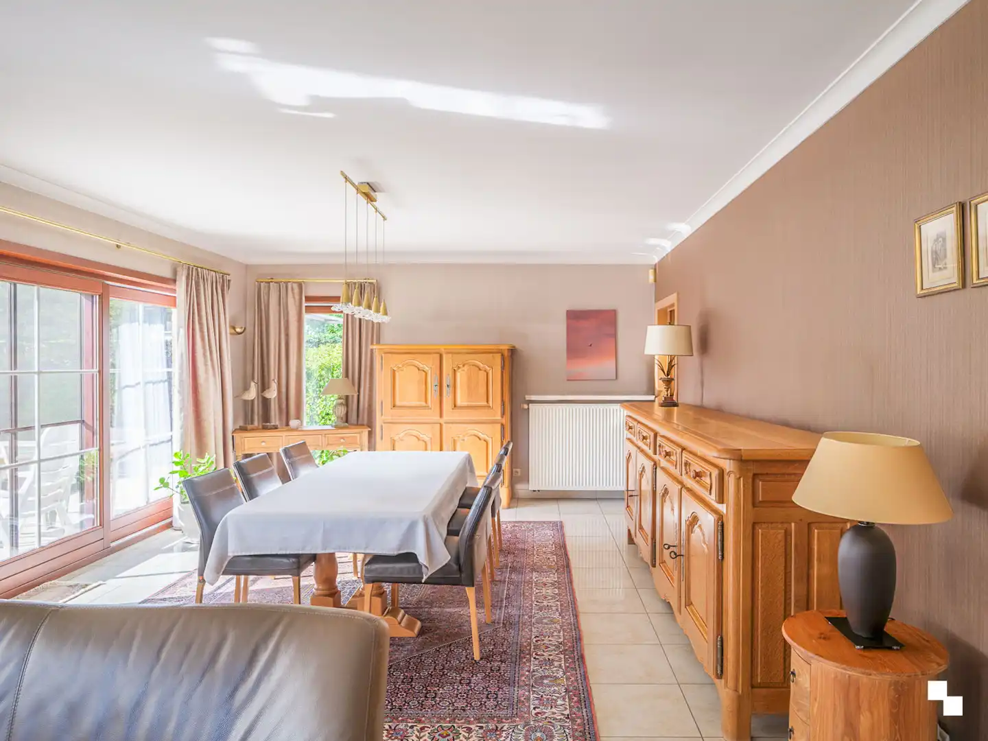 Laagbouwvilla in gegeerde straat met aangename tuin foto 7