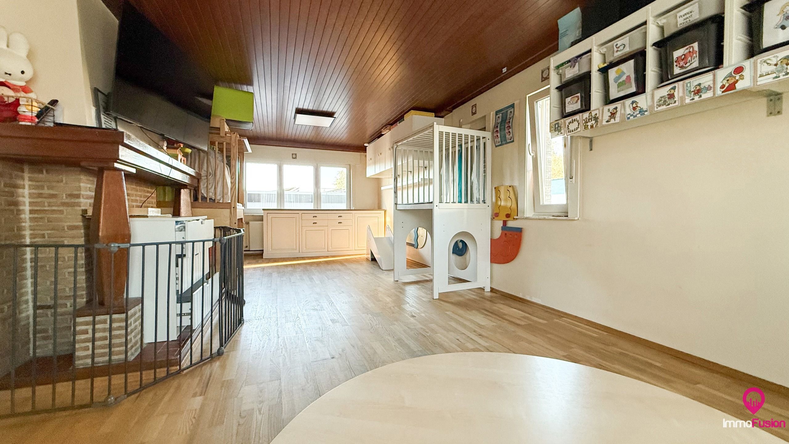 Uniek woon-werkpand met vergunde loods van 110m² en 5 slpks! foto 8