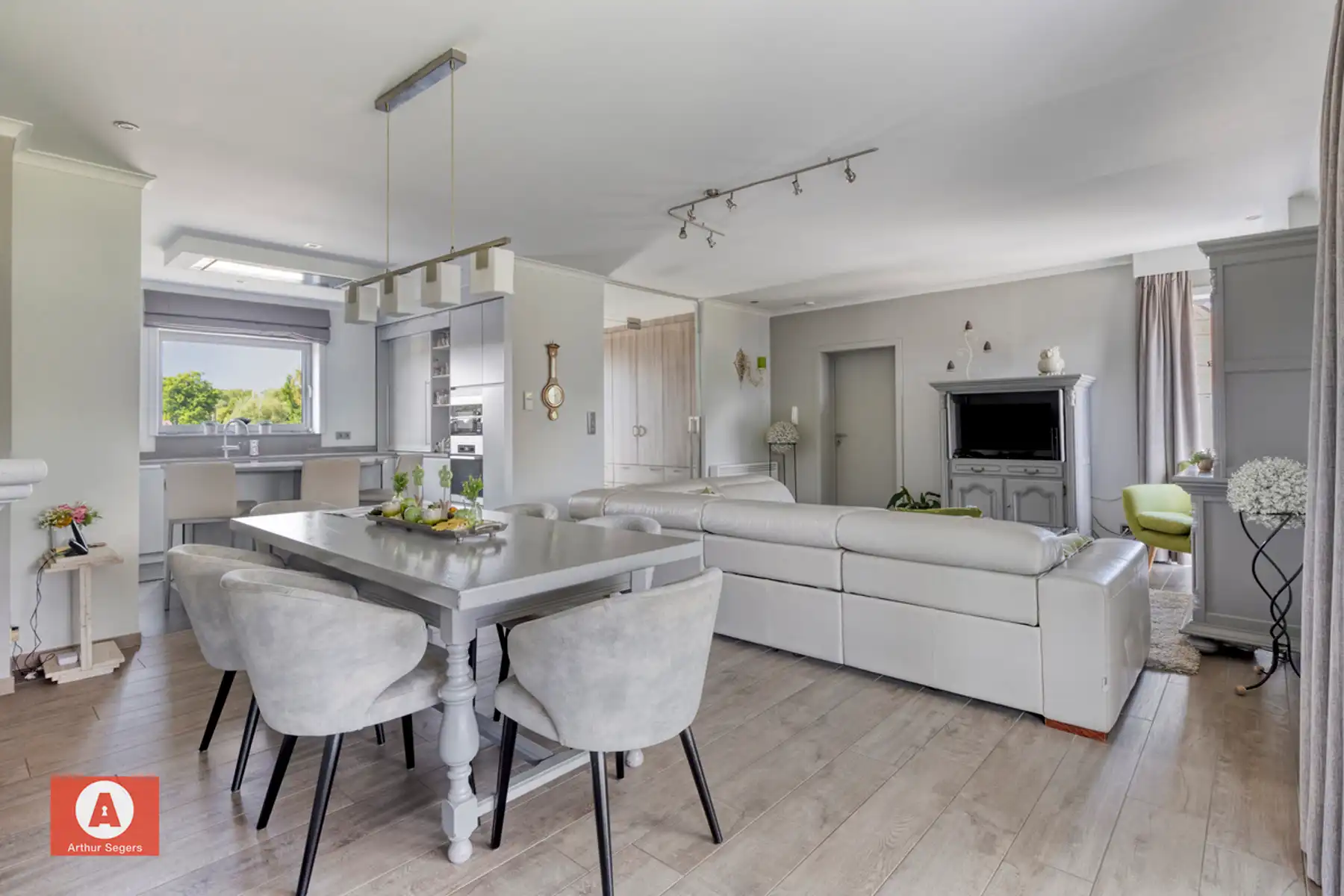 Unieke multifunctionele eigendom (woning met werkplaats) foto 10