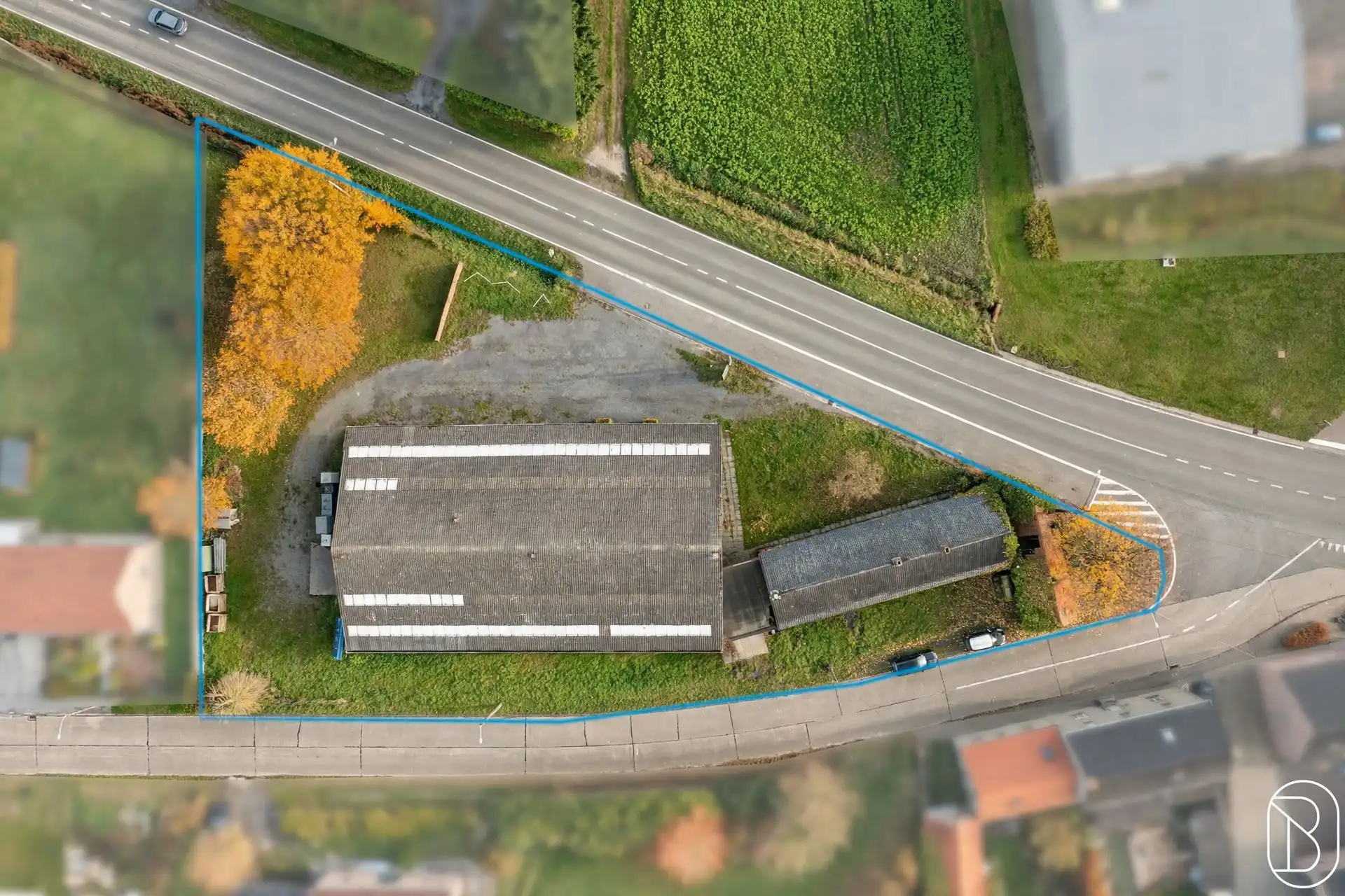 Commercieel gebouw van 750 m² met woning en parking. foto 6