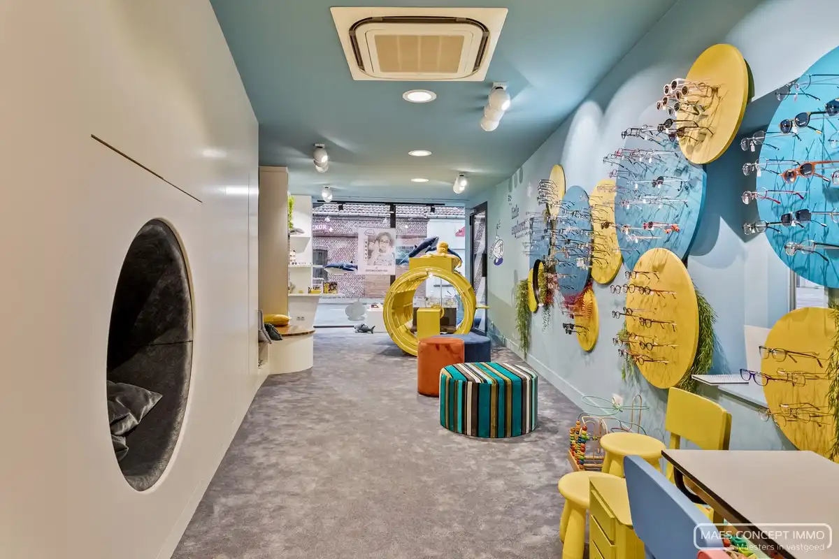 Te koop handelspand op top locatie met bovenliggend ruim appartement foto 9