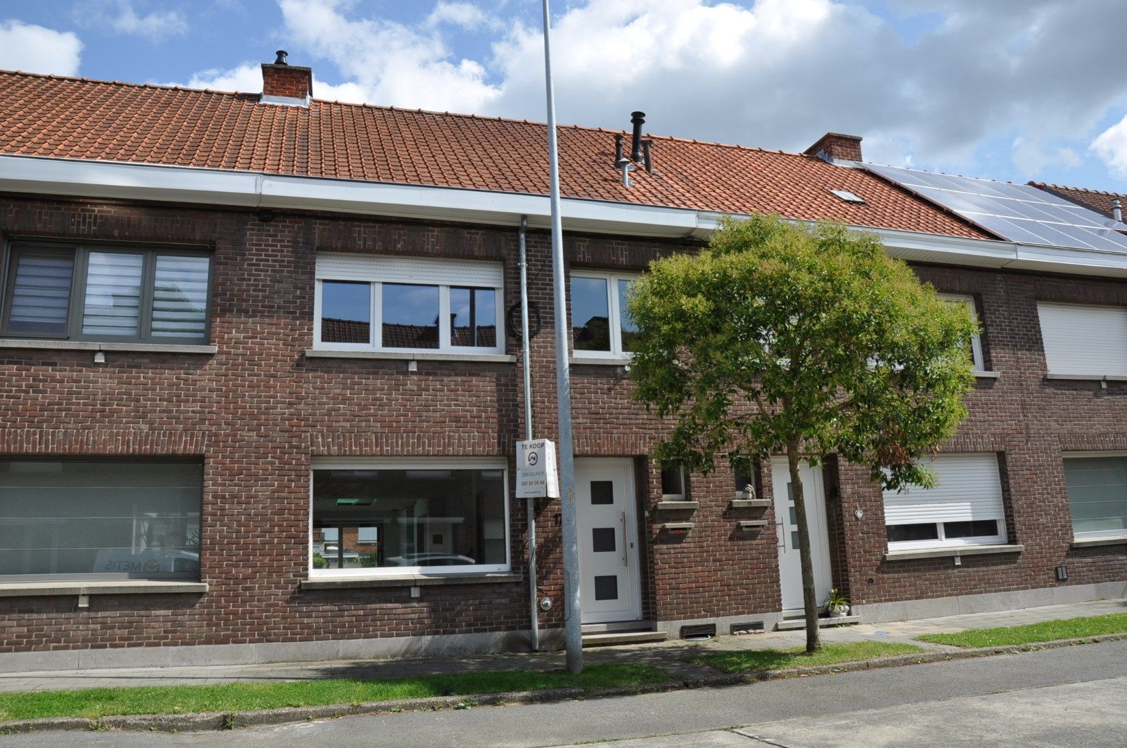 Gedeeltelijk gerenoveerde woning met twee slaapkamers en tuin in rustige buurt.   foto 1