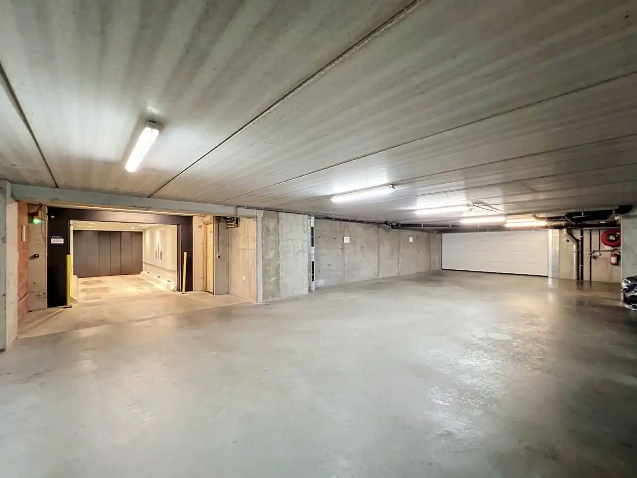 Helft van een dubbele garage, gelegen in de August Beernaertstraat. foto 2