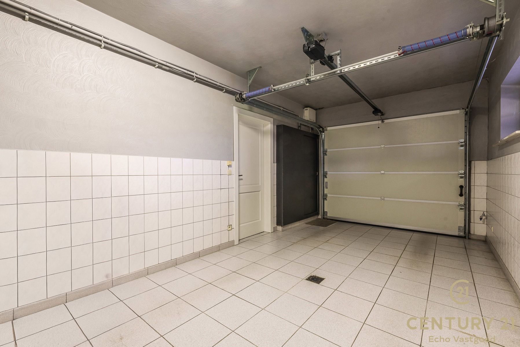 Stijlvolle vrijstaande woning met zwembad, poolhouse en tuin foto 19