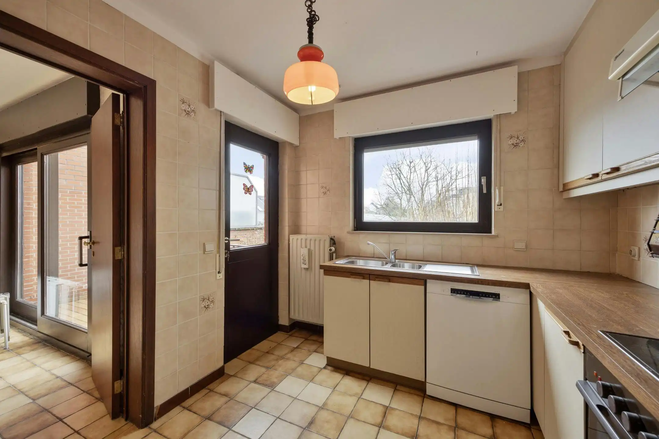 Op te frissen gezinswoning met inpandige garage en tuin op toplocatie in Strombeek! foto 10