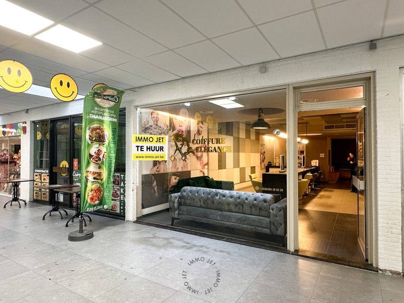 Handelspand te huur in centrum Beveren! foto {{pictureIndex}}