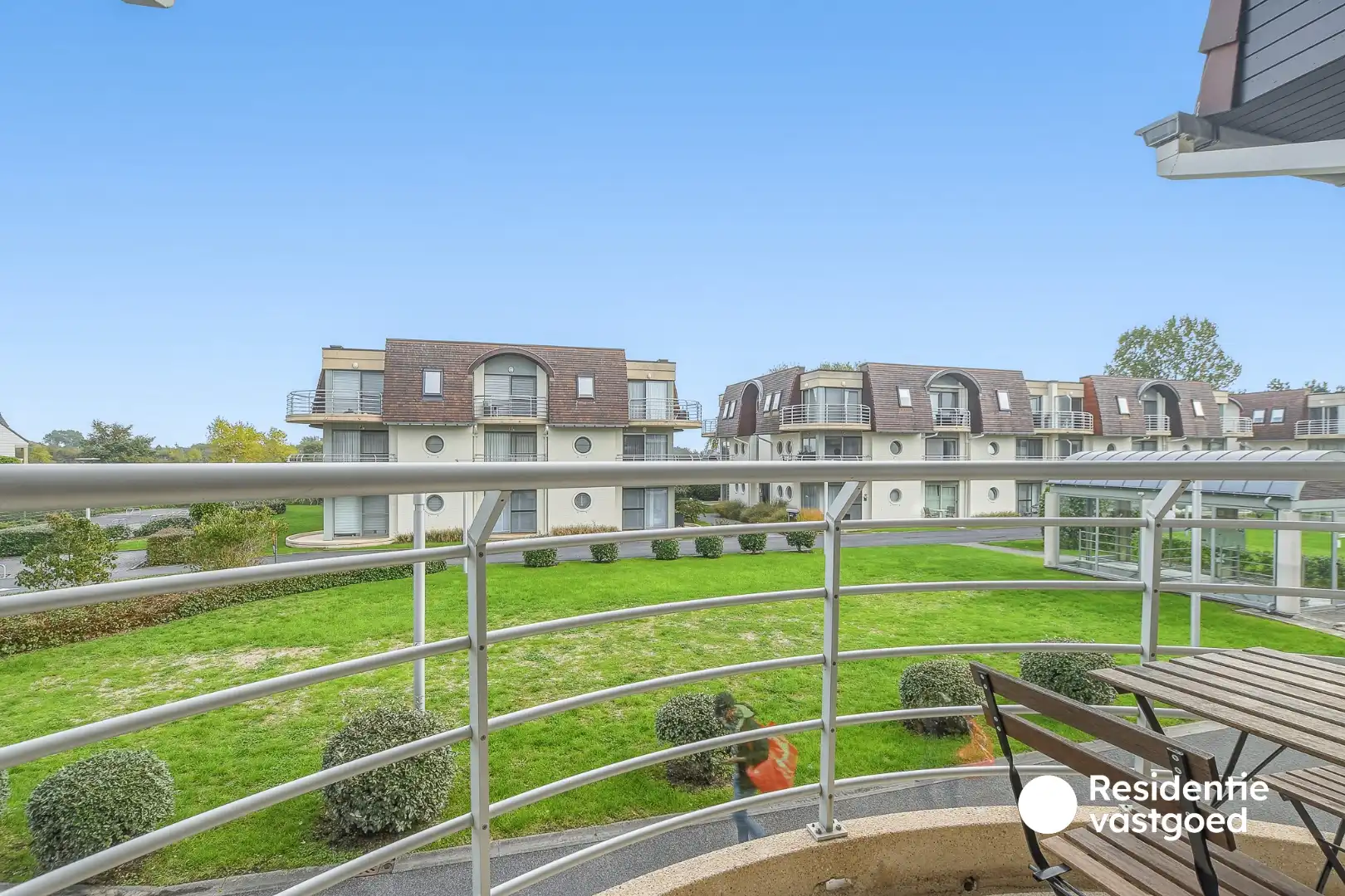Instapklaar éénslaapkamerappartement met terras en zwembad te Bredene! foto 7