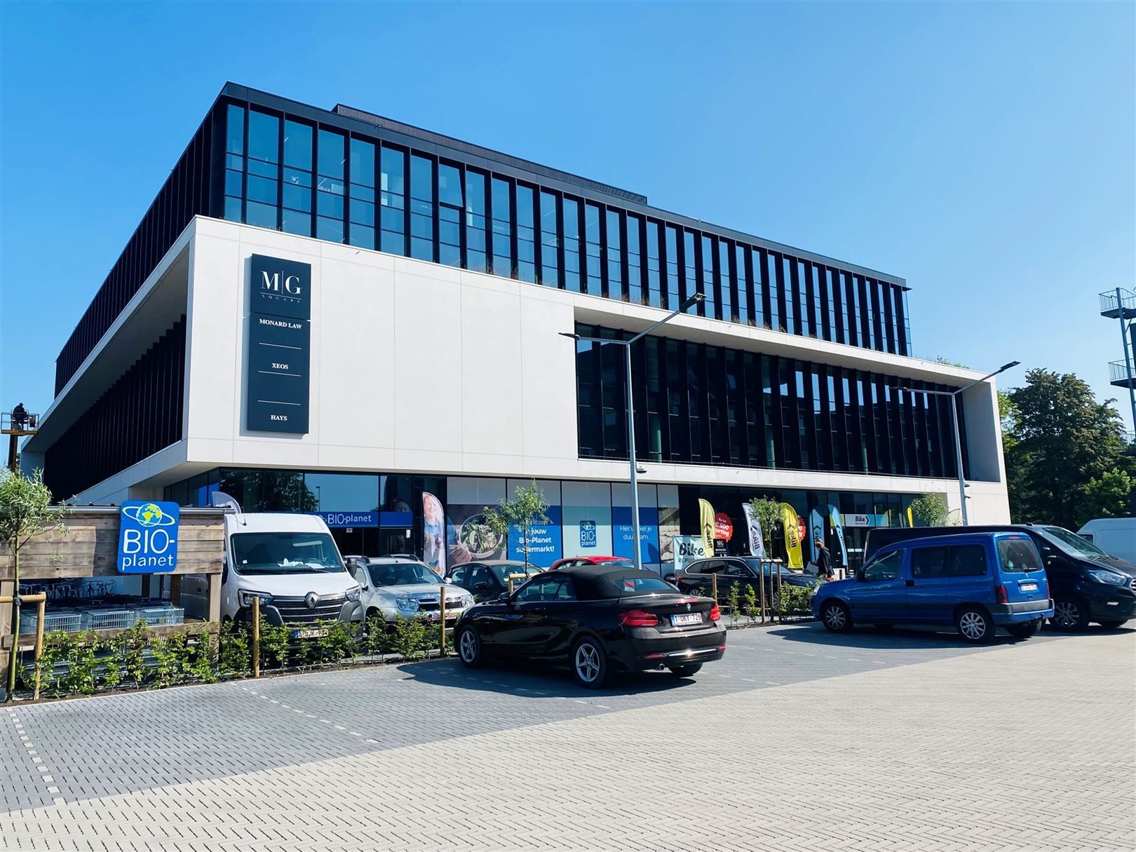 Stijlvolle nieuwbouwkantoren langsheen de Kortrijksesteenweg aan de op- en afrit van de E40 en R4. foto {{pictureIndex}}