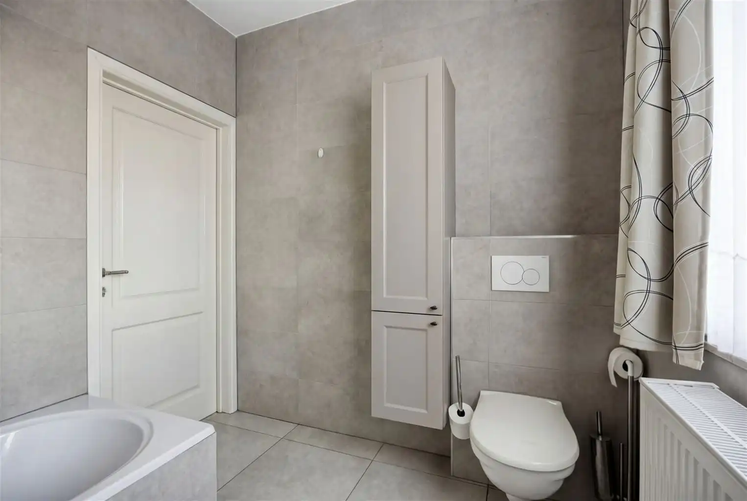 Zeer ruim, gelijkvloers appartement met 3 slaapkamers, tuin, inpandige garage en extra parkeergelegenheden gelegen nabij het centrum van Maaseik. foto 13