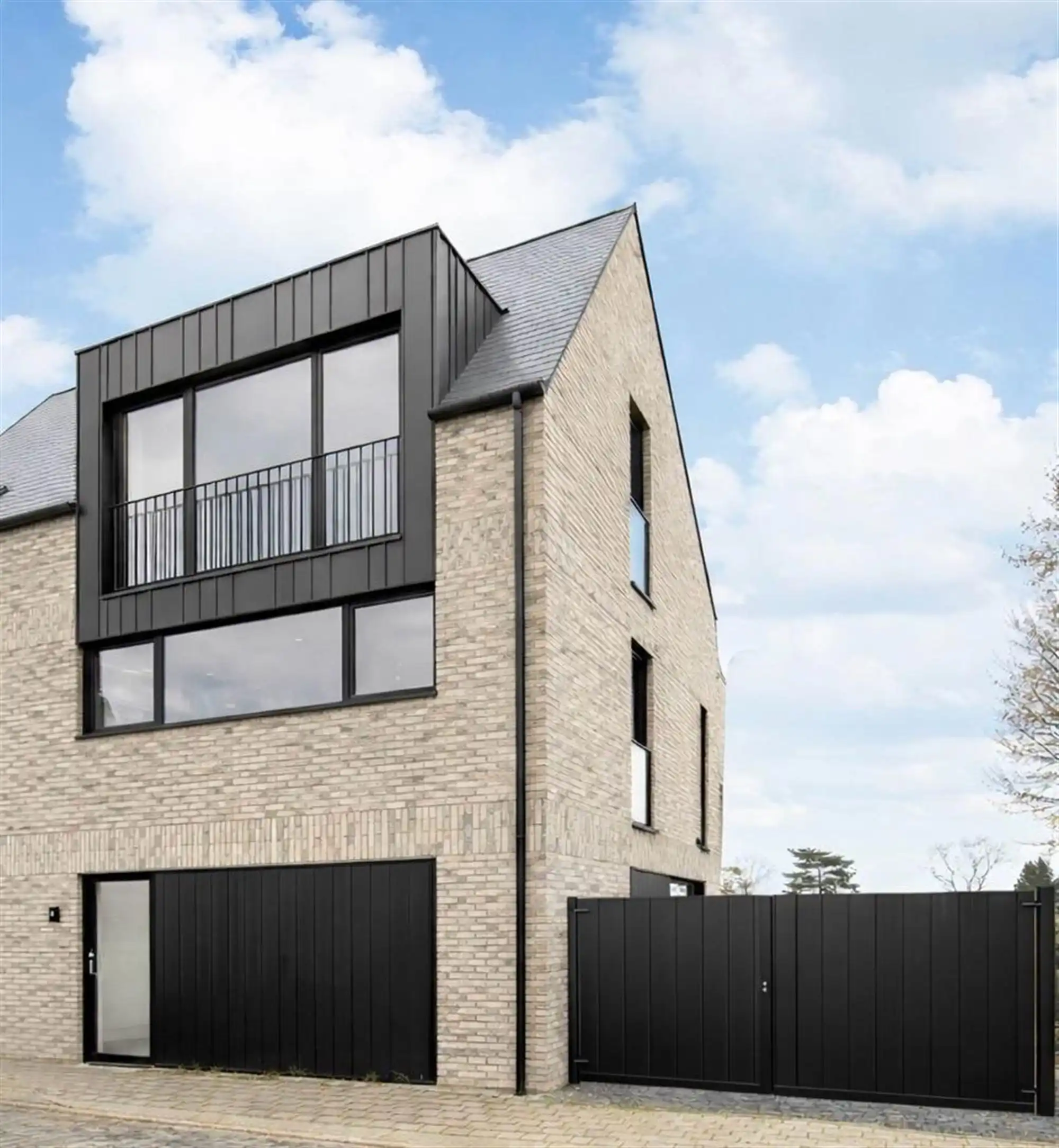 Hoogwaardig afgewerkte woning met tuin, garage en oprit foto 2