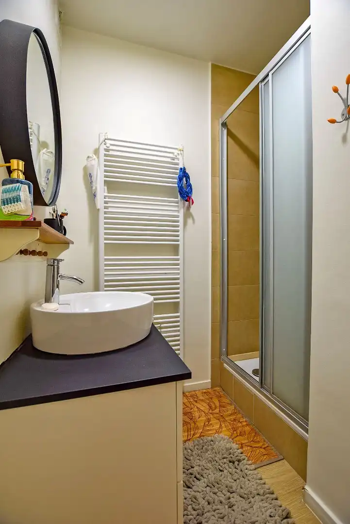 Gerenoveerd en gemeubeld 2-slaapkamerappartement gelegen in de winkelstraat van Nieuwpoort-Bad. foto 12