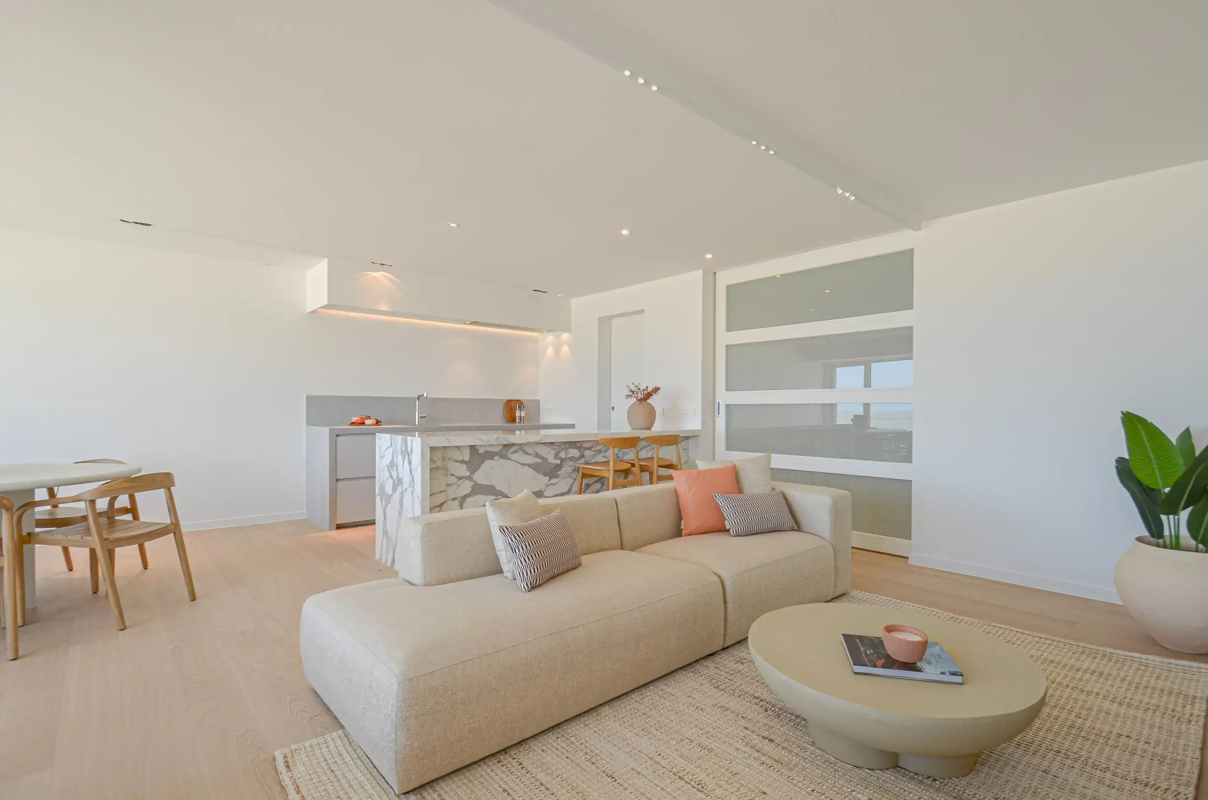 Exclusief – Stijlvol volledig gerenoveerd appartement met frontaal zeezicht. foto 5
