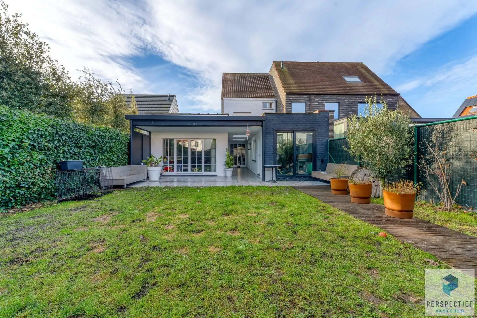 Vernieuwde woning met 4 slpk - garage & tuin in het dorpscentrum van Ramskapelle foto 2