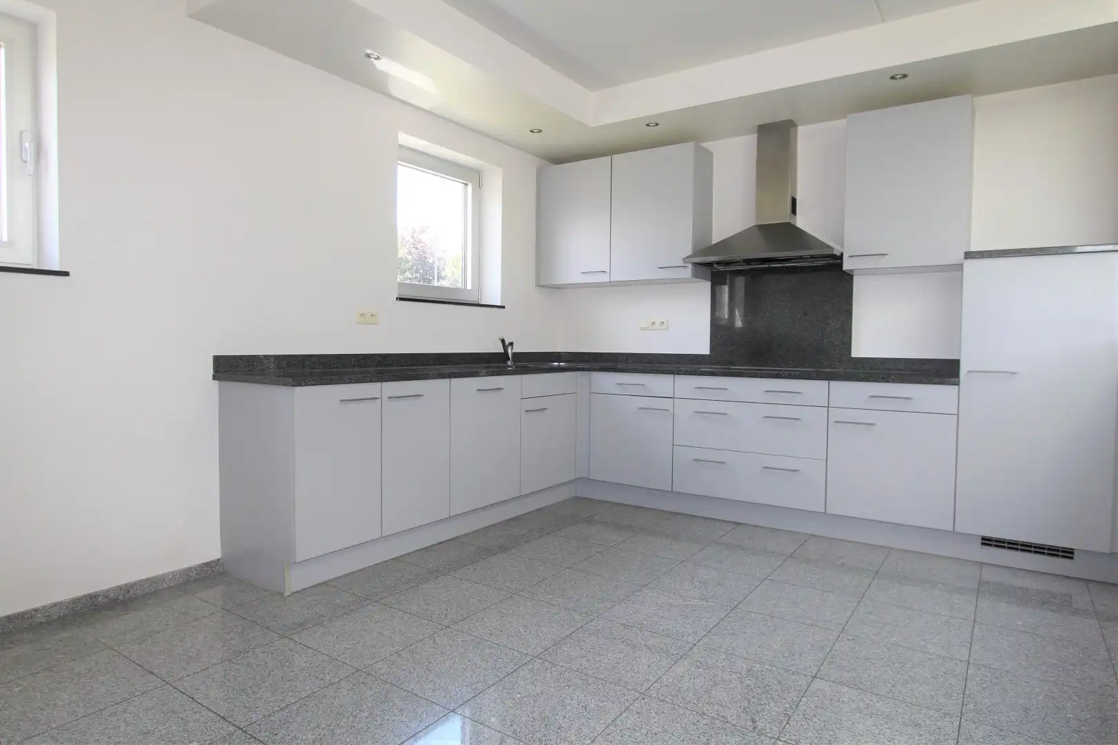 MODERNE LOFTWONING MET TERRAS EN 2 AUTOSTAANPLAATSEN foto 3