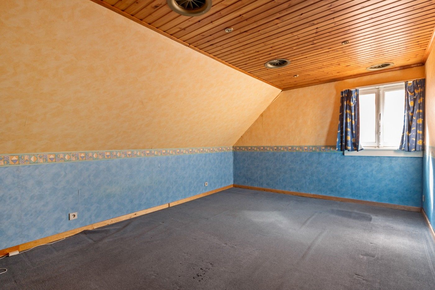 Te renoveren, vrijstaande woning met 2 slpk., oprit en diepe tuin foto 18