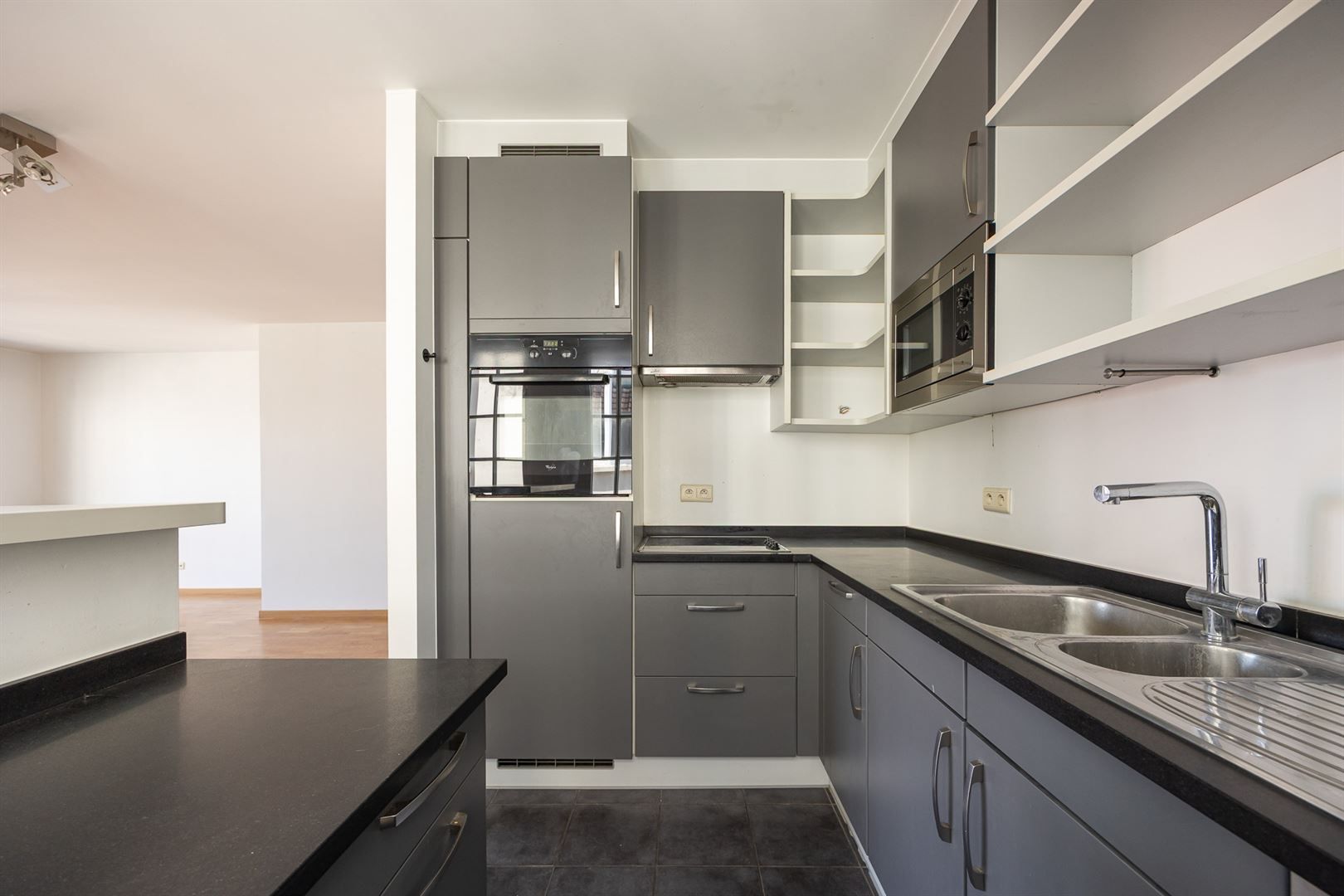 Ruim, lichtrijk appartement met terras en wijds, open zicht. foto 9