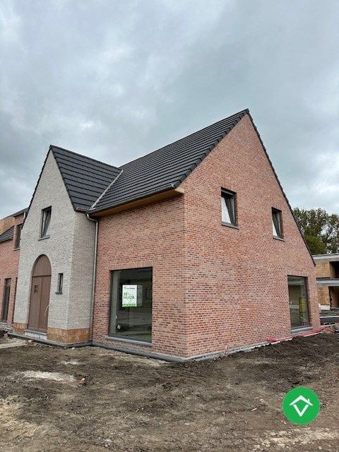 Moderne nieuwbouwwoning met drie slaapkamers en ruim carport in Moere foto {{pictureIndex}}