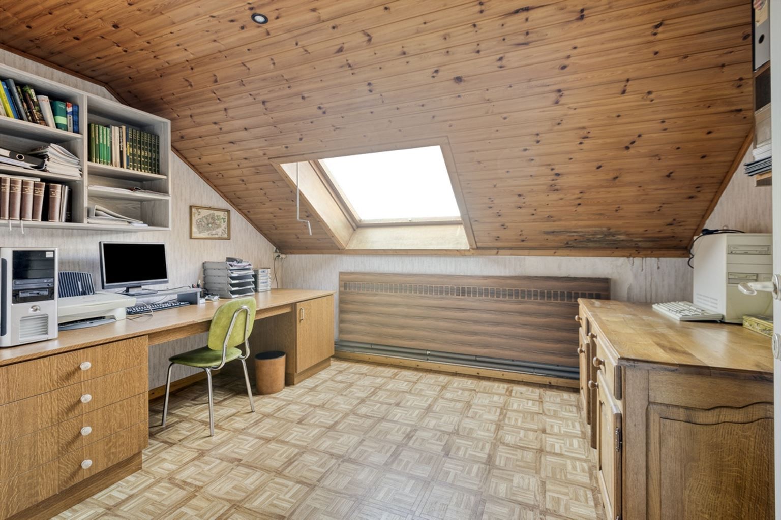Ruime gezinswoning voorzien van 5 slaapkamers, garage, kelder en tuin nabij het centrum van Neeroeteren. Tevens mogelijkheden voor het uitoefenen van een vrij beroep, praktijkruimte, kapsalon, etc.  foto 23