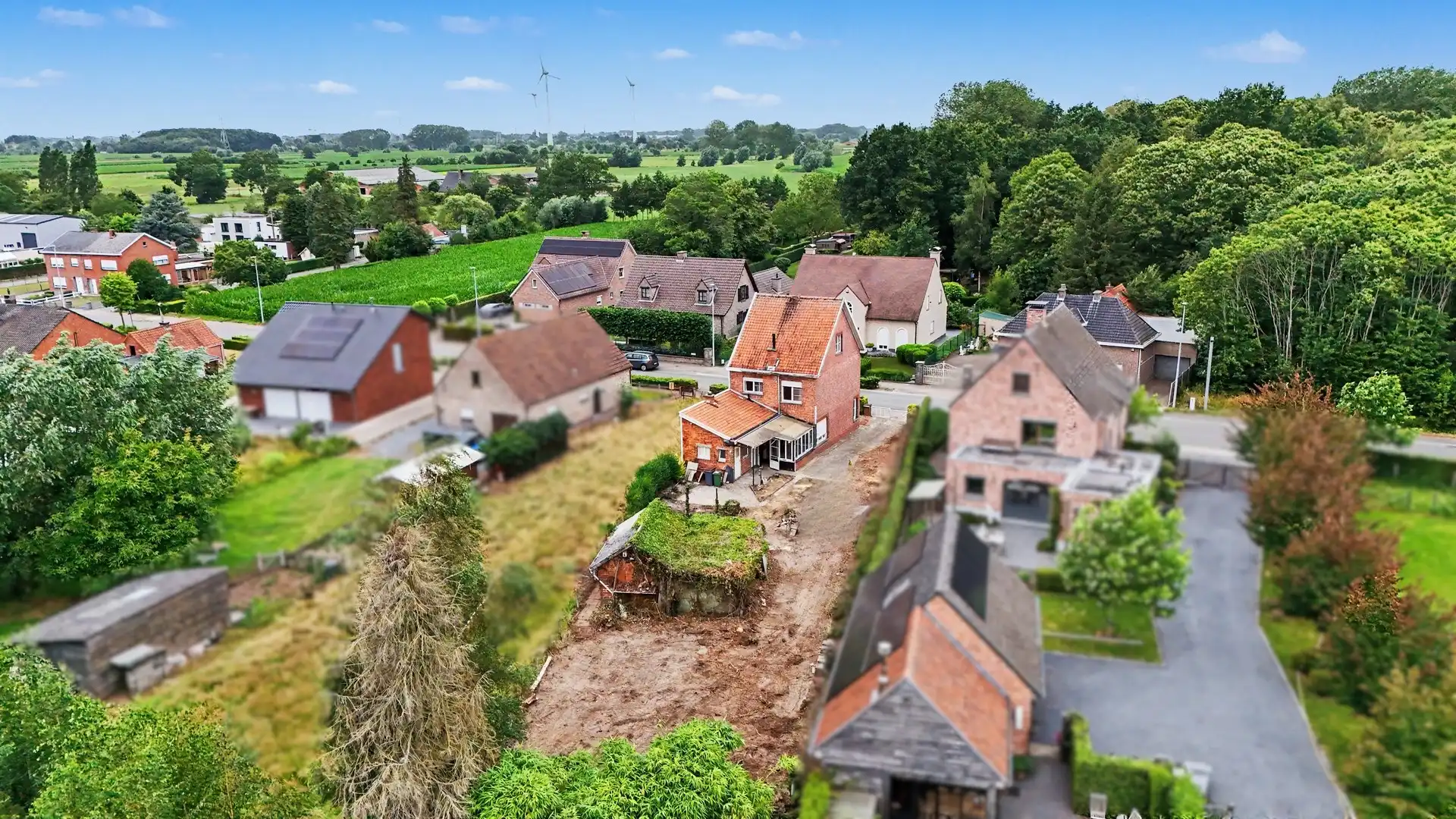 Te renoveren halfopen bebouwing op een perceel van 700m² op rustige ligging te Zele. foto 2