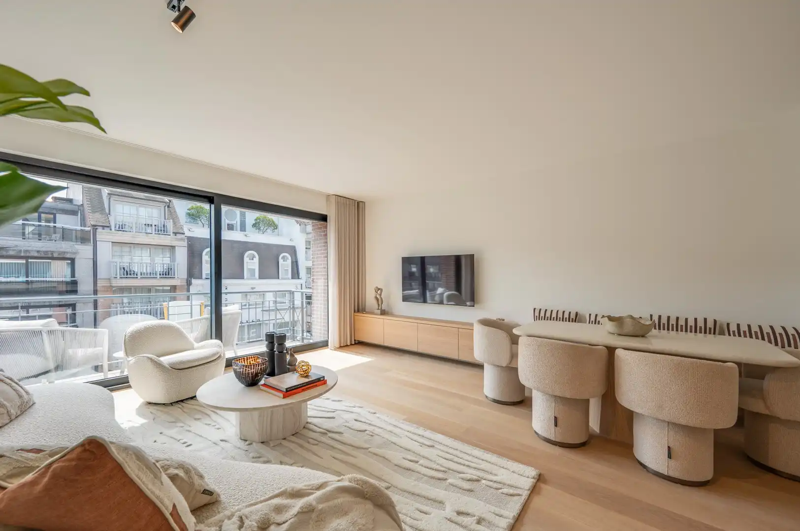 Prachtig en lichtrijk appartement op enkele stappen van de Dumortierlaan. foto 6