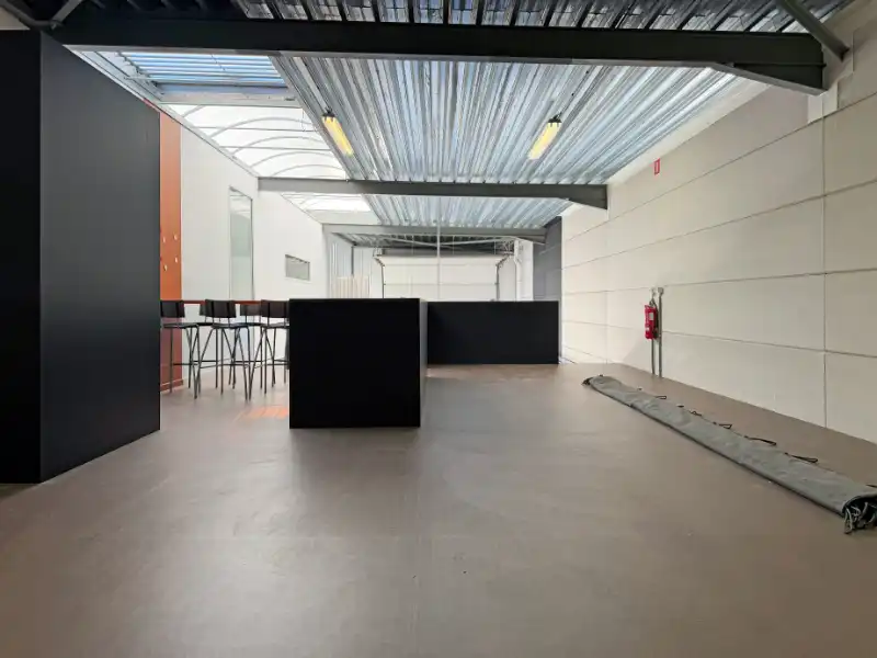 Magazijn met showroom te huur foto 6