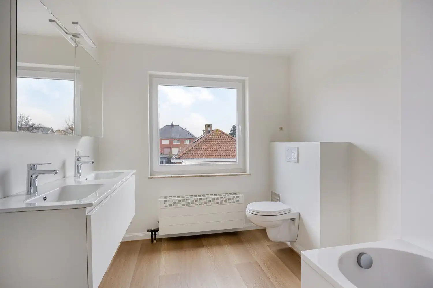 Gerenoveerde gezinswoning met 4 slaapkamers, garage en grote zonnige tuin rustig gelegen vlakbij het centrum van Lochristi. foto 12