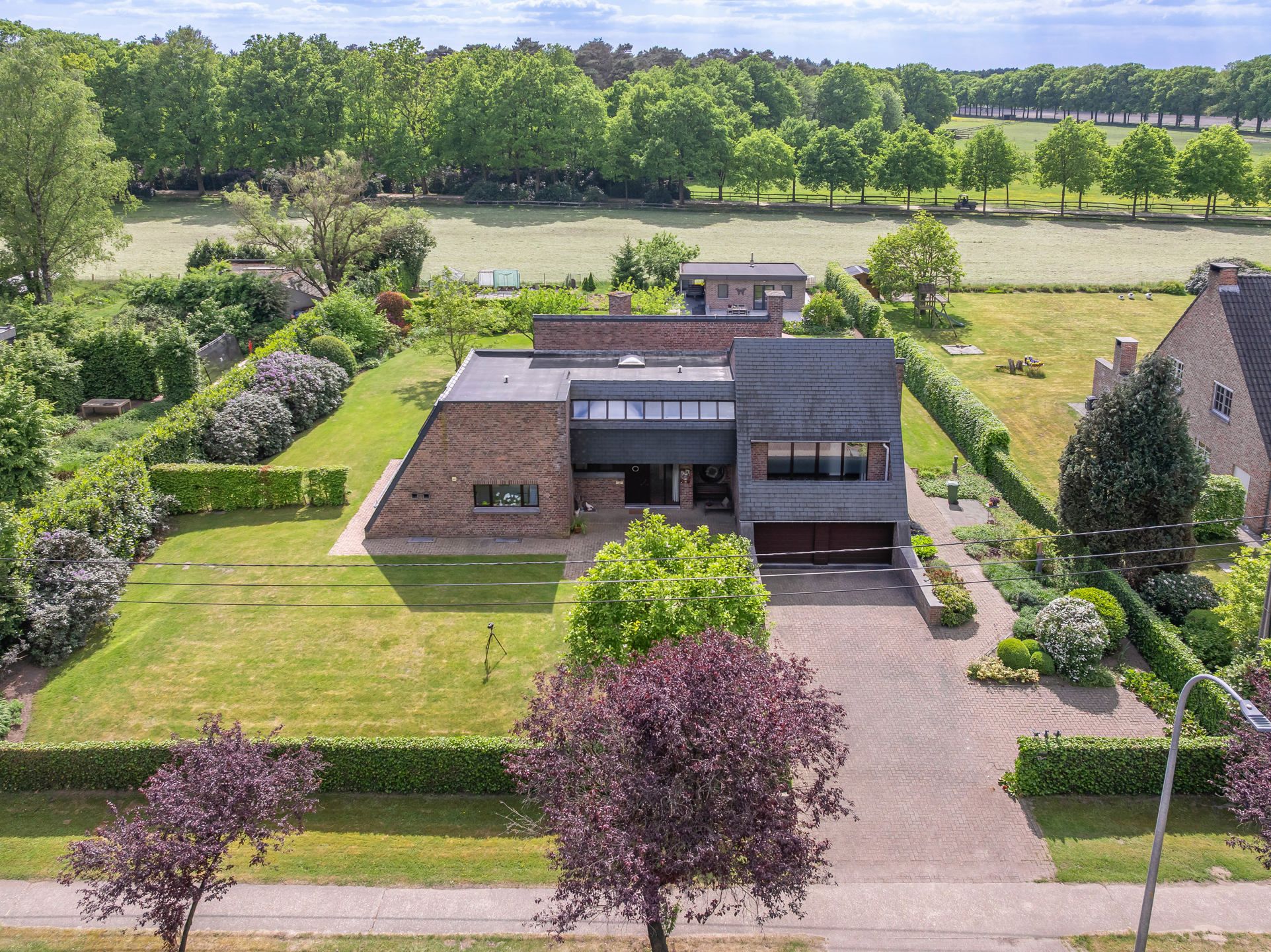 Architecturale gezinswoning met atelier en weids uitzicht foto 3