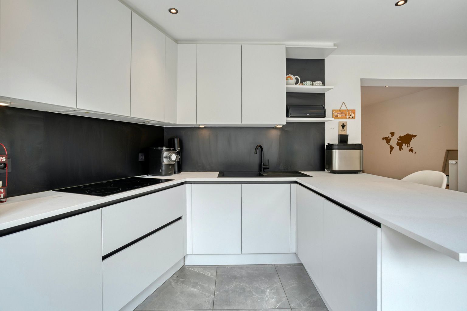 MOOI GERENOVEERDE WONING MET DAKTERRAS EN DUBBEL GARAGE foto 11