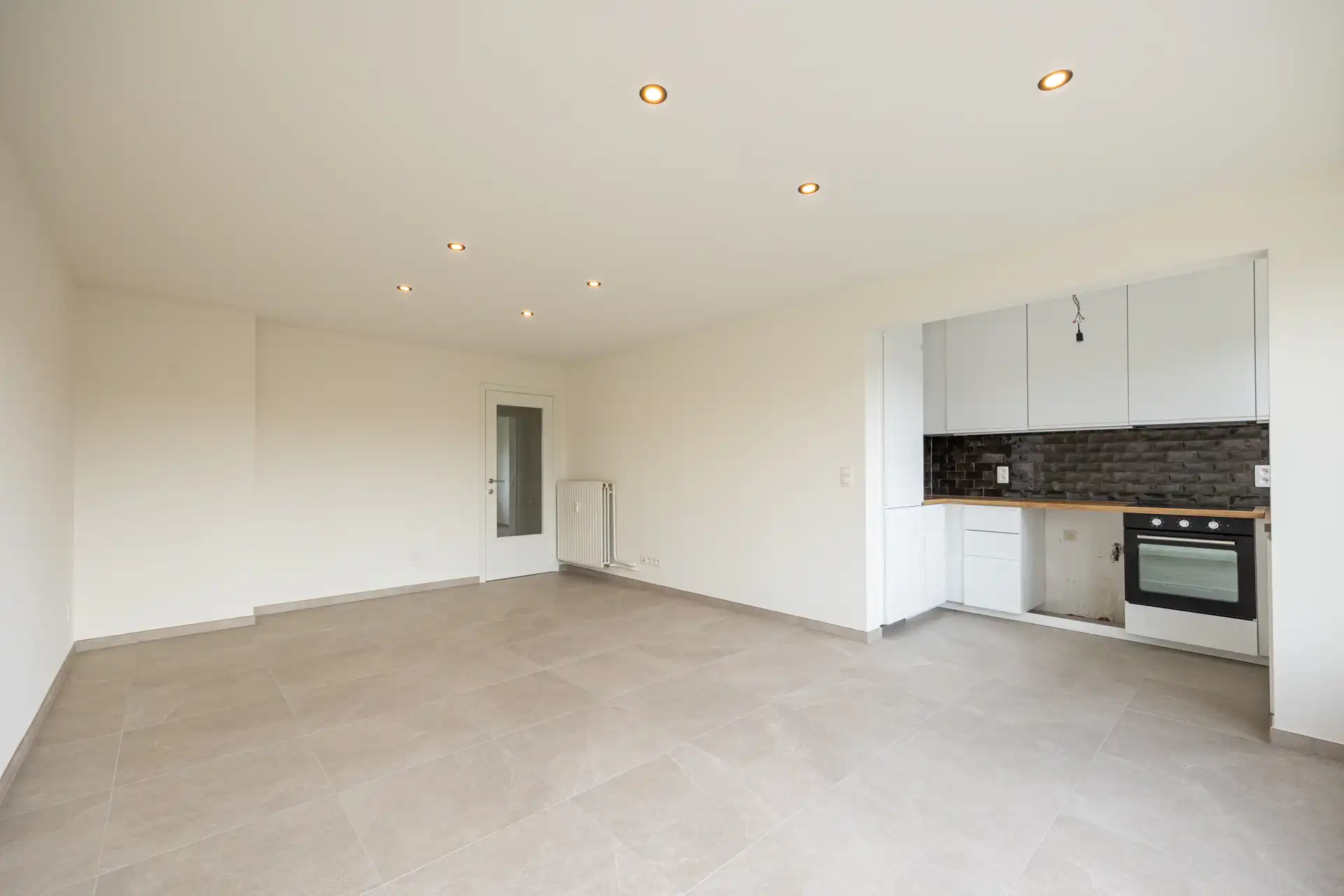 Prachtig gerenoveerd appartement met 2 slaapkamers. foto 2