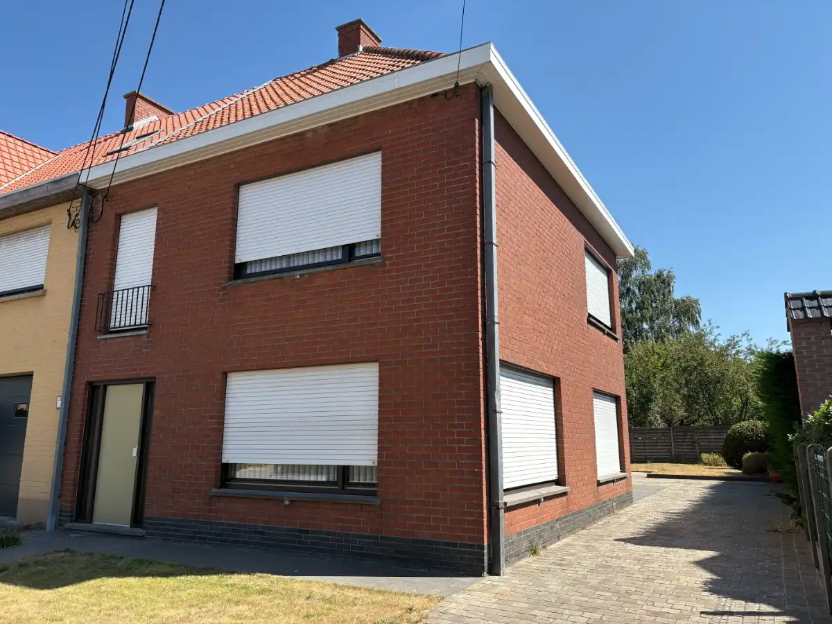 EENGEZINSWONING + garage & grote tuin foto 4