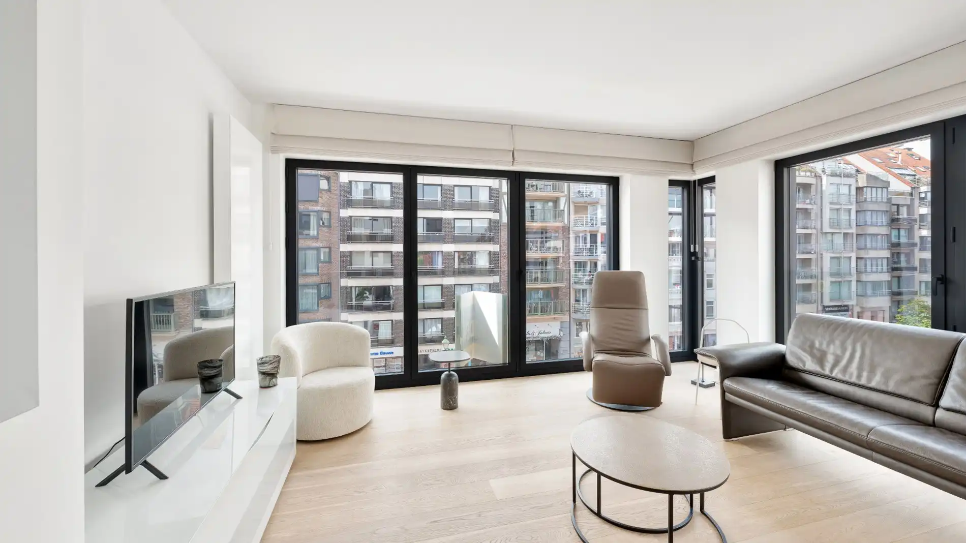 Mooi gerenoveerd, zuidwest georiënteerd HOEKappartement centraal gelegen op de Lippenslaan te Knokke. foto 6