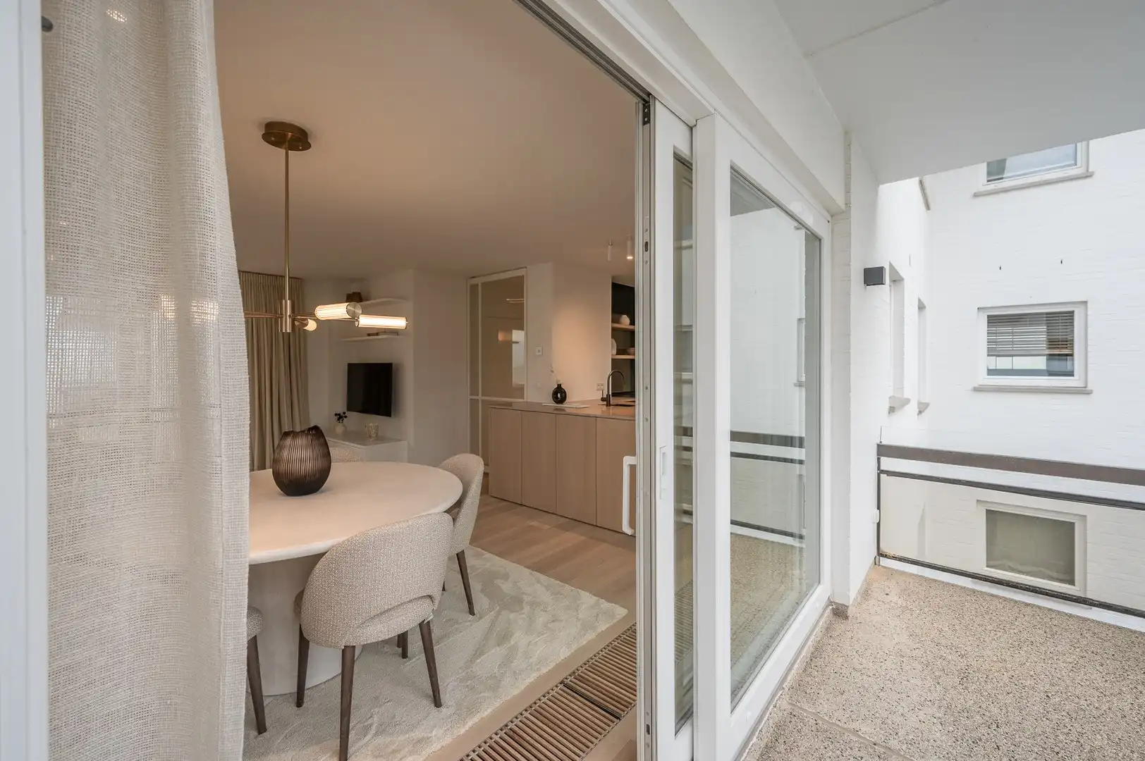 Luxueus gerenoveerd hoekappartement met zeezicht vlakbij de wandeldijk in het Zoute. foto 9