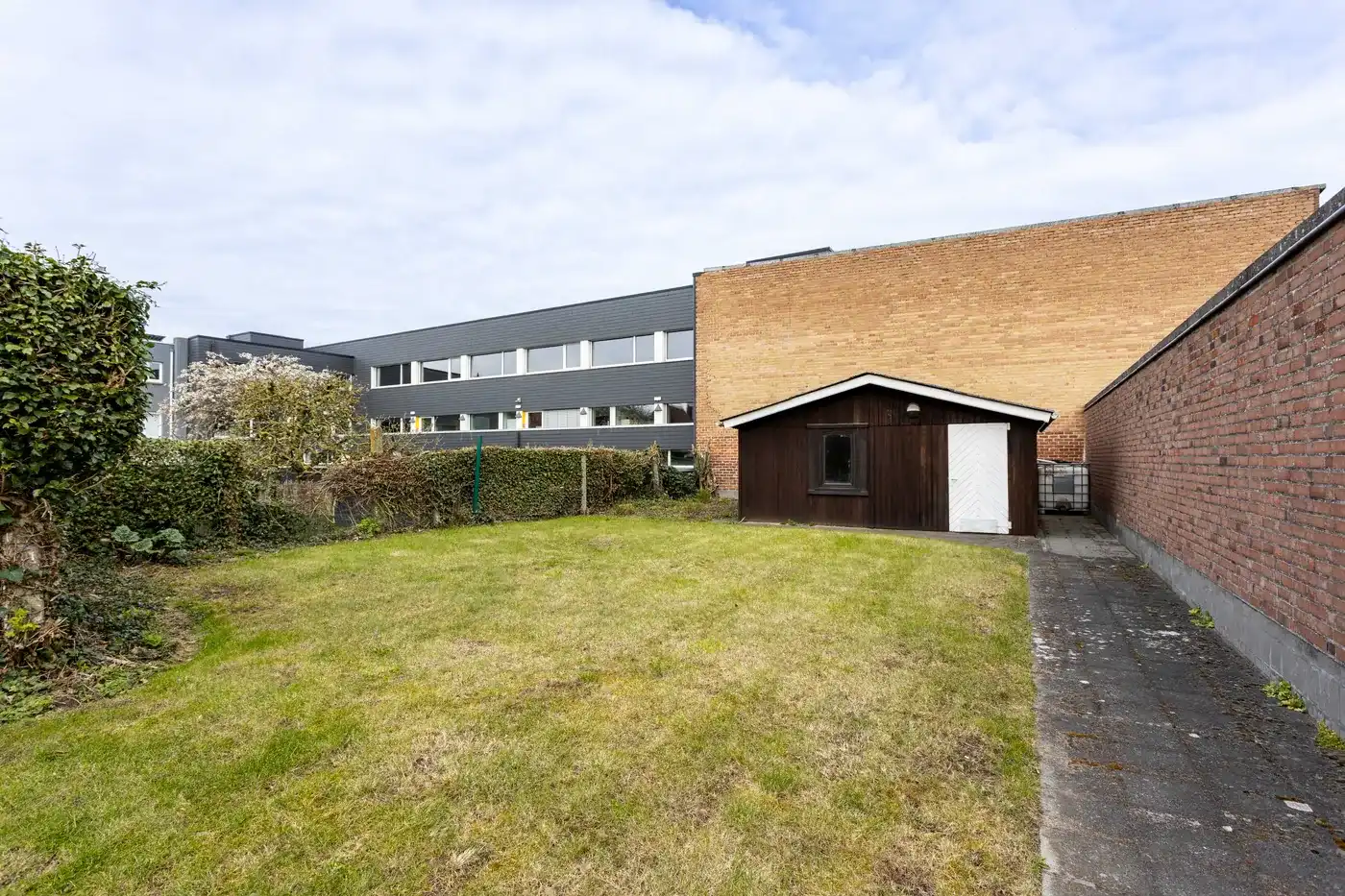 Ruime halfopen bebouwing met carport en grote tuin foto 21
