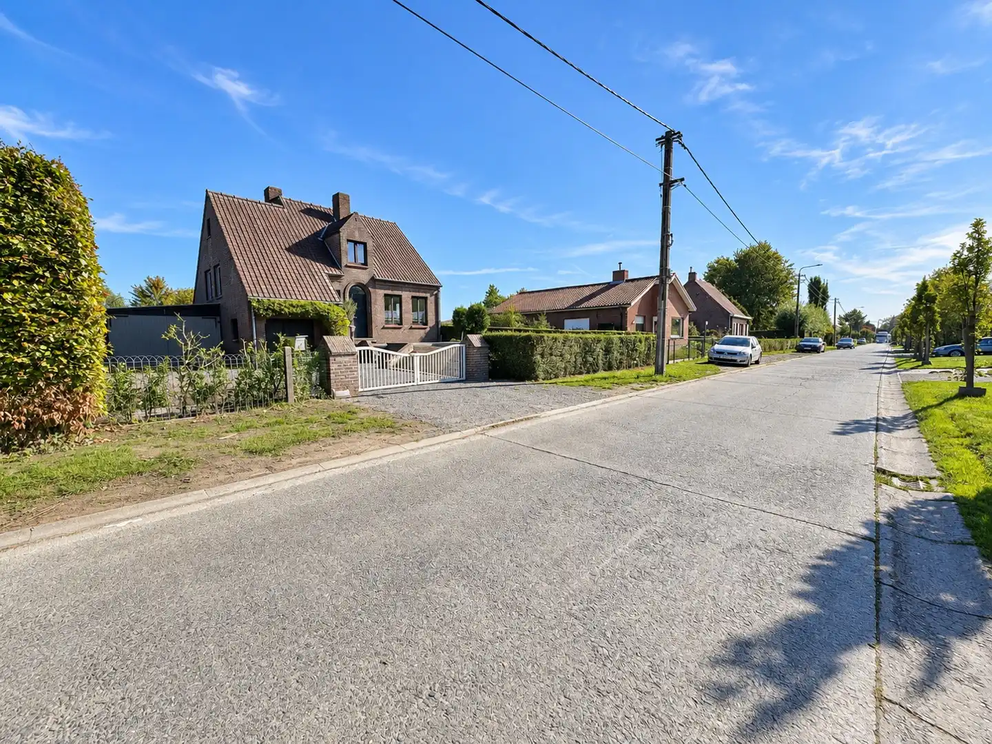 Ruime gezinswoning met 3 slaapkamers,  2 garages en tuin foto 2