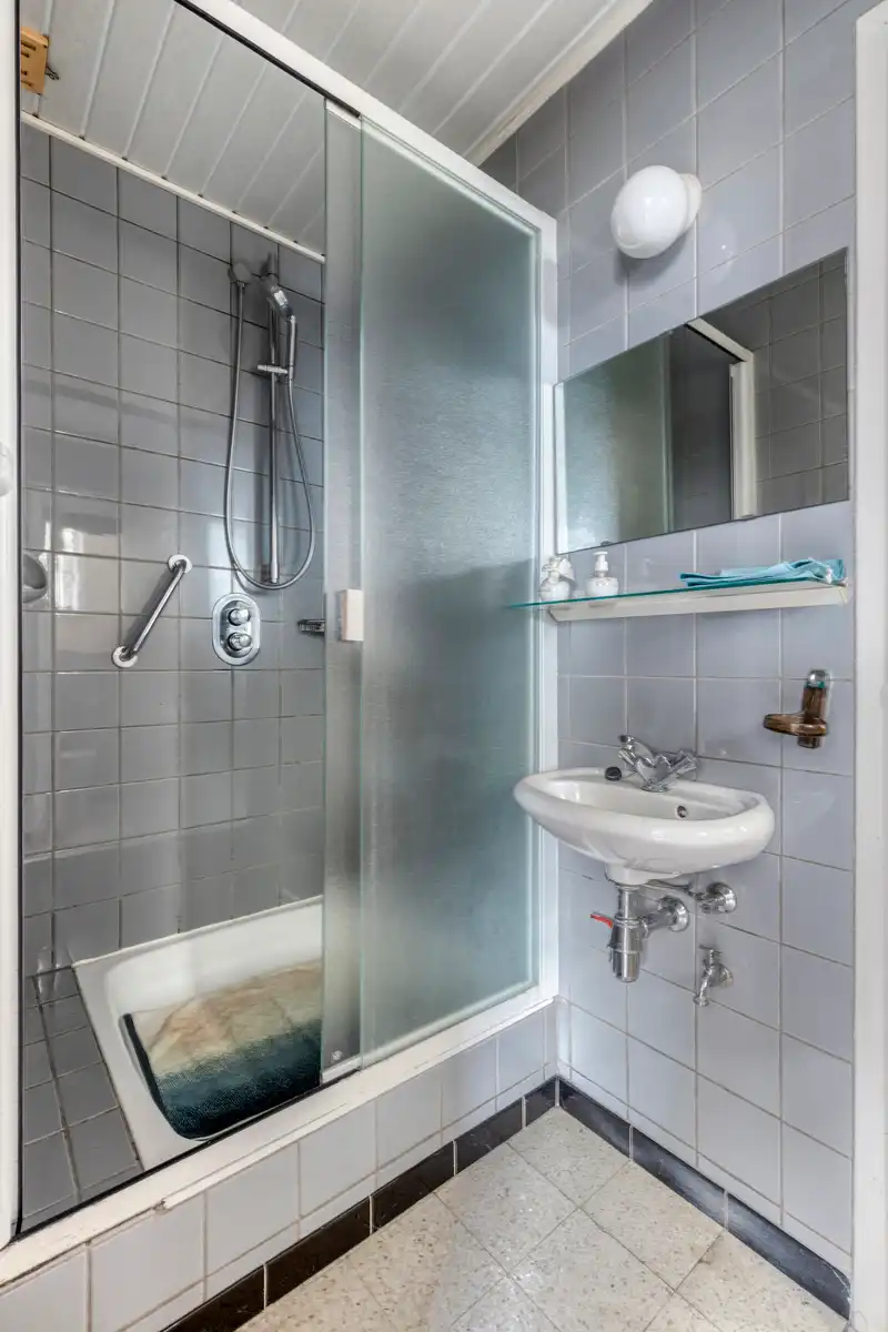 Leemans Immobiliën biedt u deze solide en ruime woning aan op een uitstekende en centrale ligging in Denderleeuw. foto 13