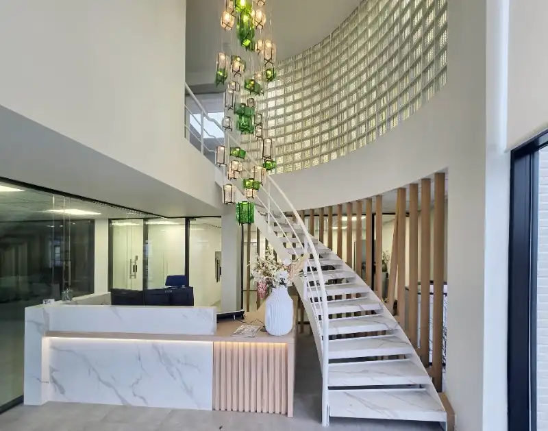 Magazijn met kantoren te huur foto 2