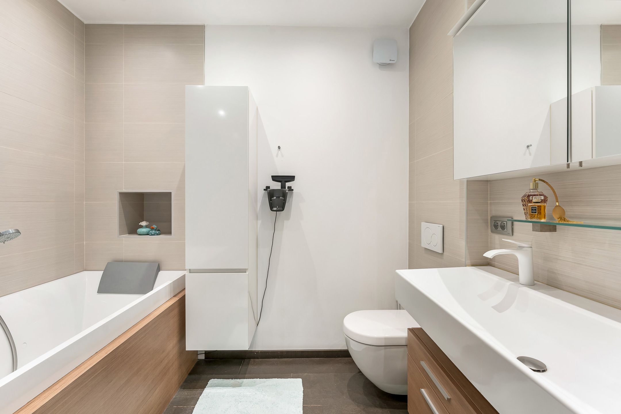 Exclusieve woning met zwembad en elegante tuin foto 25