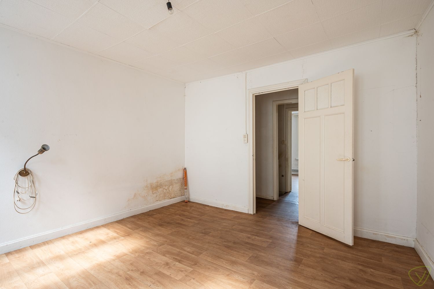 Op te frissen woning met verrassend ruime stadstuin in hartje Eeklo foto 9