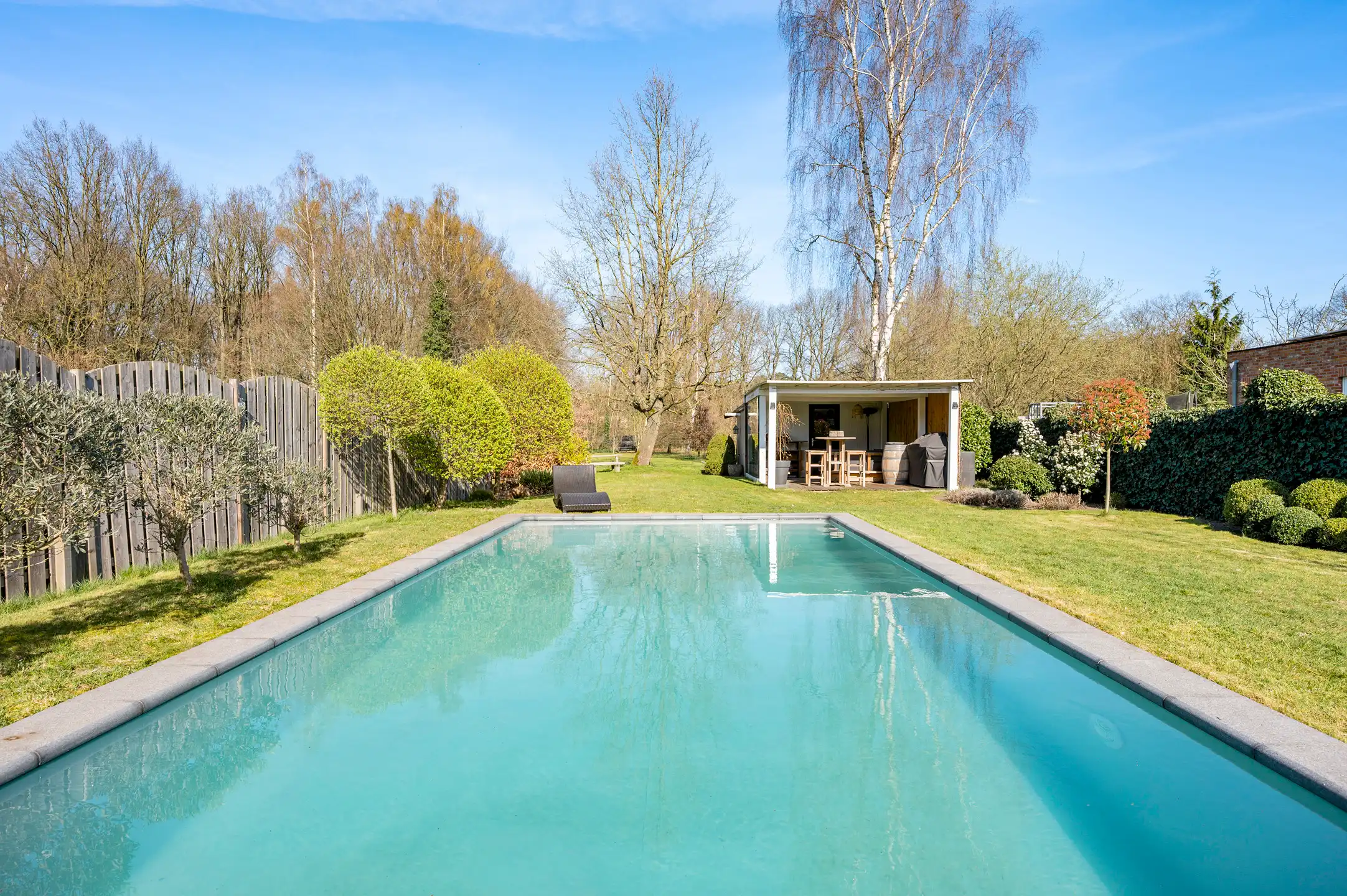 Ruime instapklare woning met zwembad te Brasschaat! foto 9